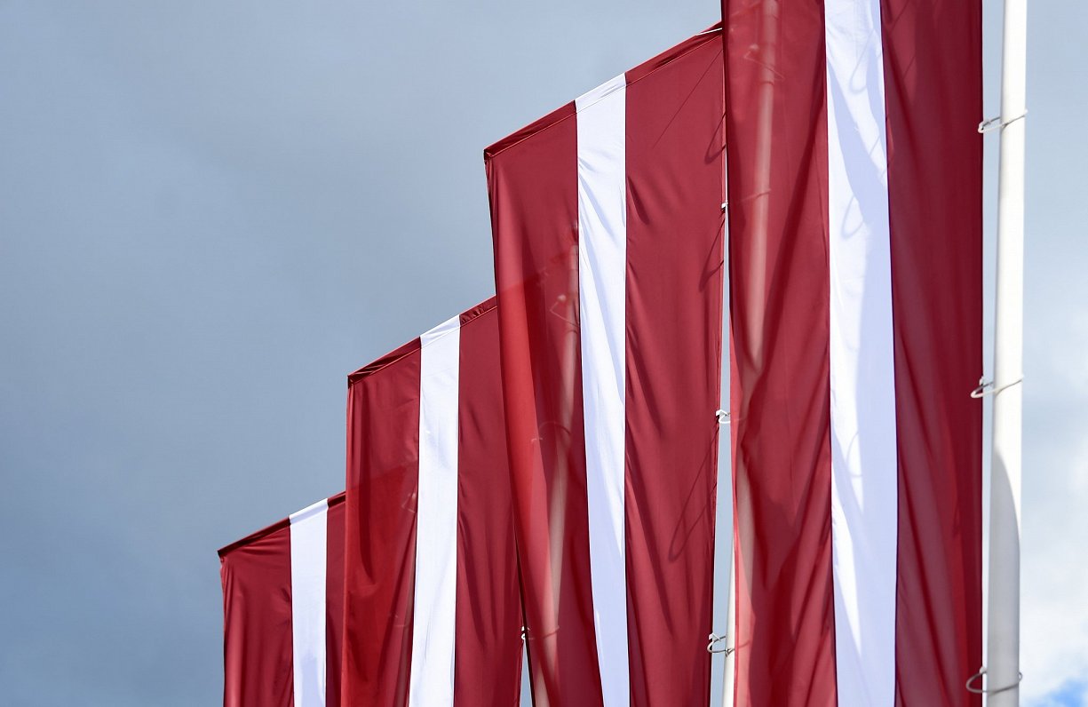 Latvijas valsts karogi.