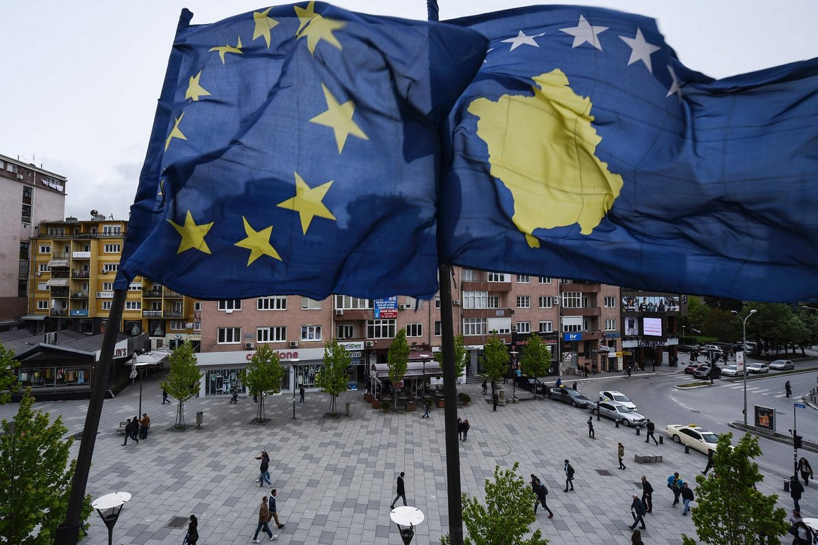 Eiropas Savienības un Kosovas karogi Kosovas galvaspilsētas Prištinas galvenajā laukumā