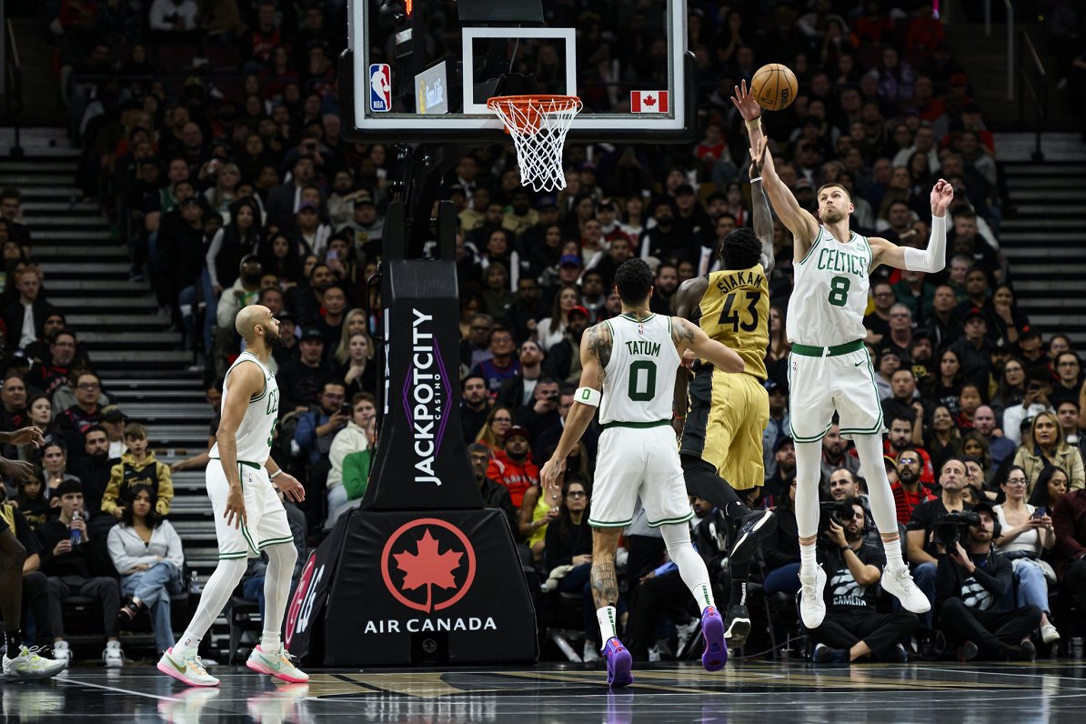 Porziņģis atgriežas ar 14 punktiem «Celtics» uzvarā NBA spēlē