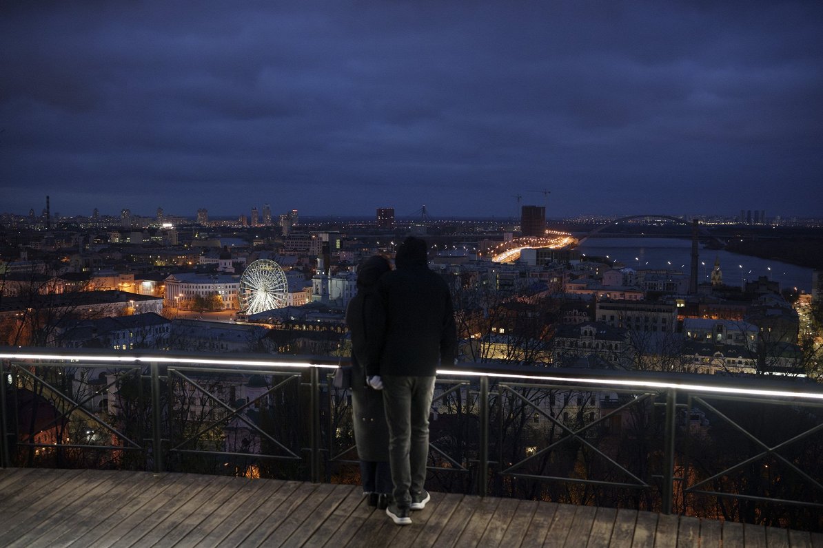 Пара на смотровой площадке с видом на Киев. 18.11.2023