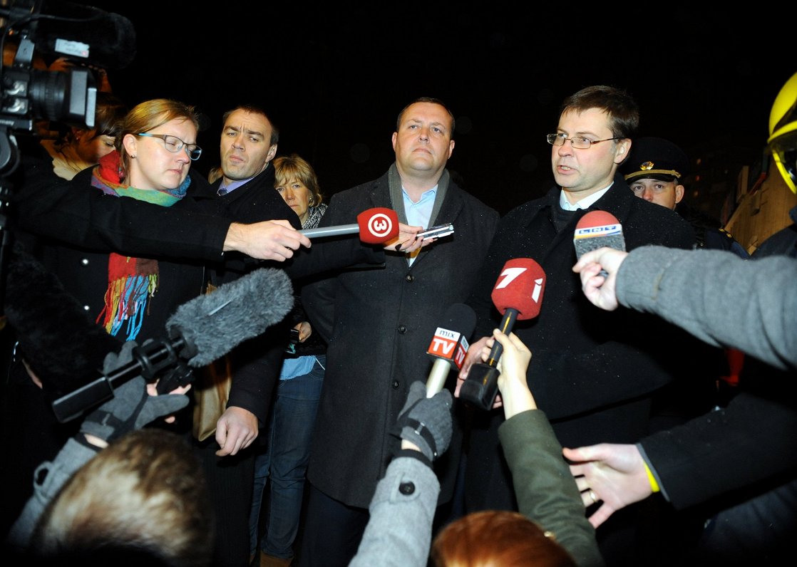 Iekšlietu ministrs Rihards Kozlovskis (no kreisās) un Ministru prezidents Valdis Dombrovskis atbild...