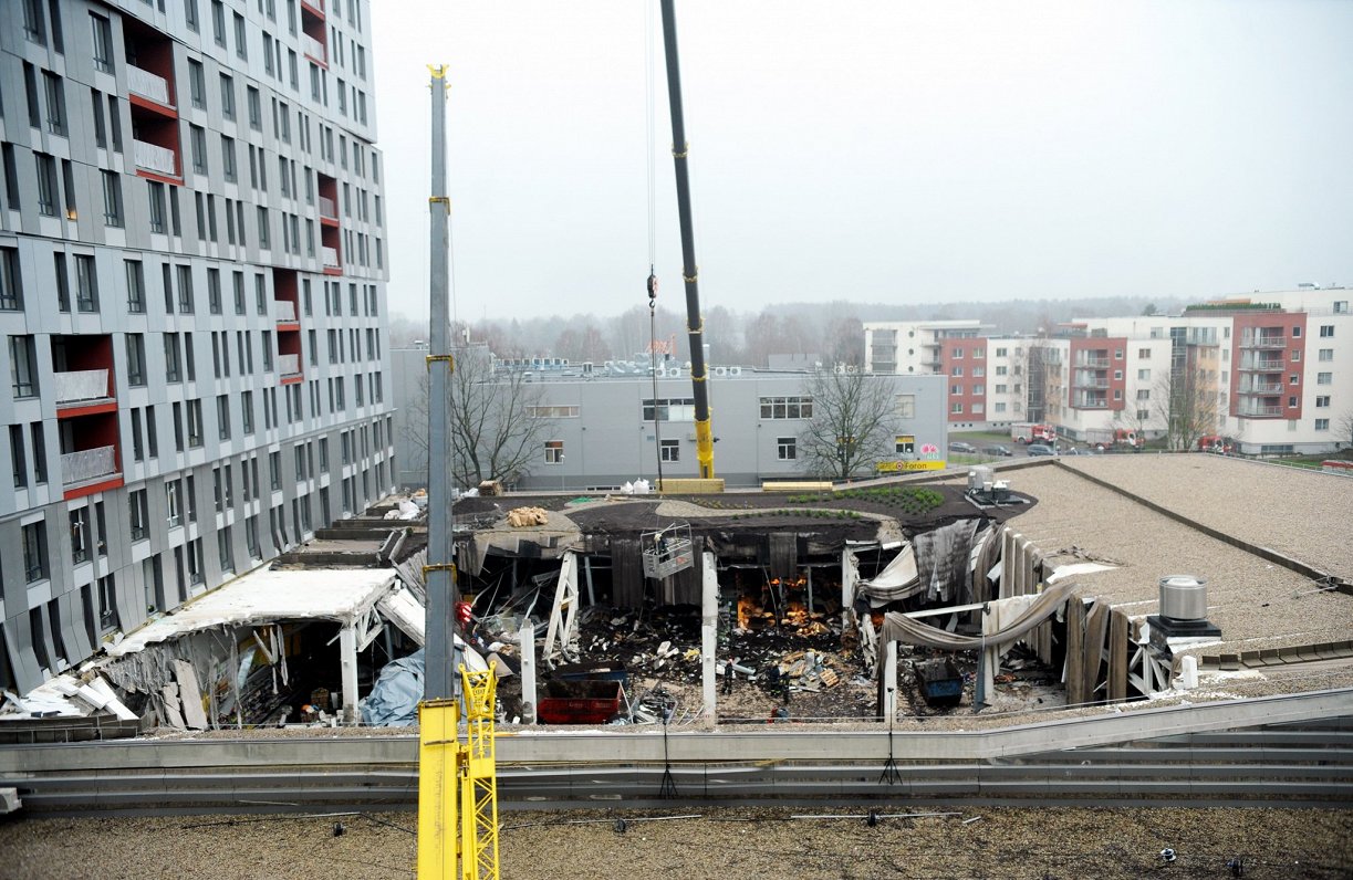 Руины магазина Maxima, обрушившегося на головы людей 21 ноября 2013 года..