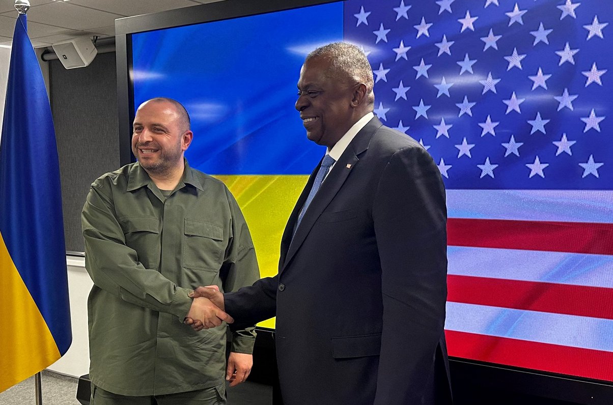 No kreisās Ukrainas aizsardzības ministrs Rustems Umerovs un ASV aizsardzības ministrs Loids Ostins,...
