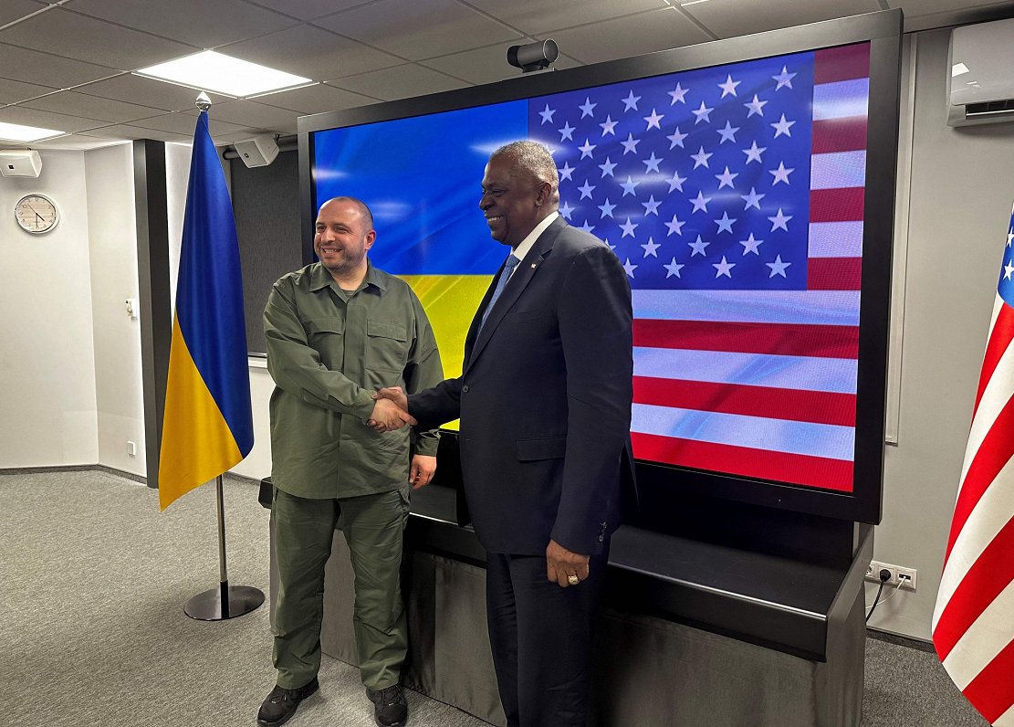 Ukrainas aizsardzības ministrs Rustems Umerovs (no kreisās) Kijivā uzņem ASV kolēģi Loidu Ostinu.