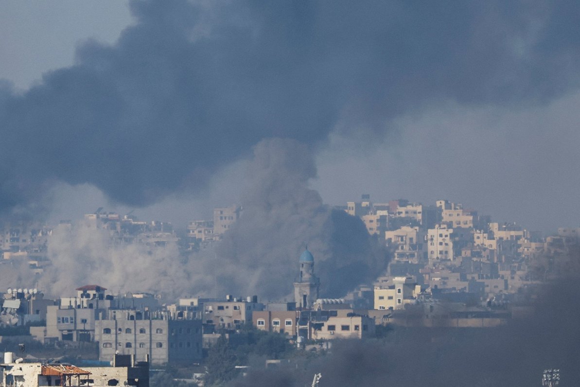 Dūmi virs Gazas joslas pēc Izraēlas veiktajiem triecieniem