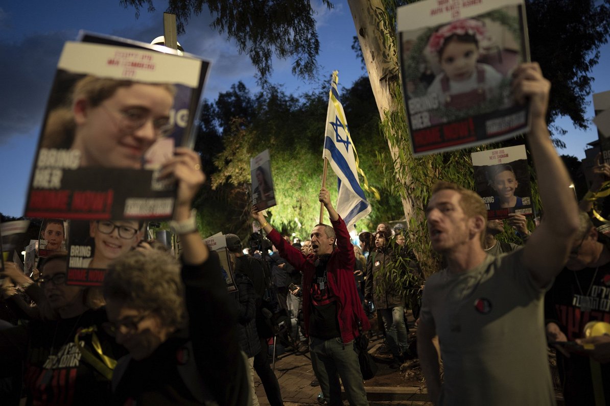 Cilvēki protestā Izraēlas pilsētā Telavivā mudina pēc iespējas ātrāk atgriezt “Hamās” ķīlniekus mājā...