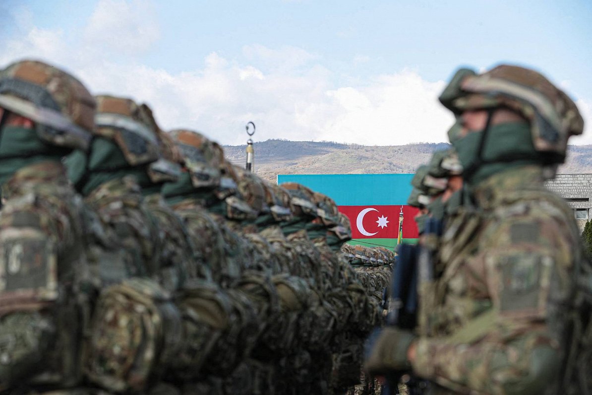 Azerbaidžānas karogs militārās parādes laikā Kalnu Karabahas teritorijā