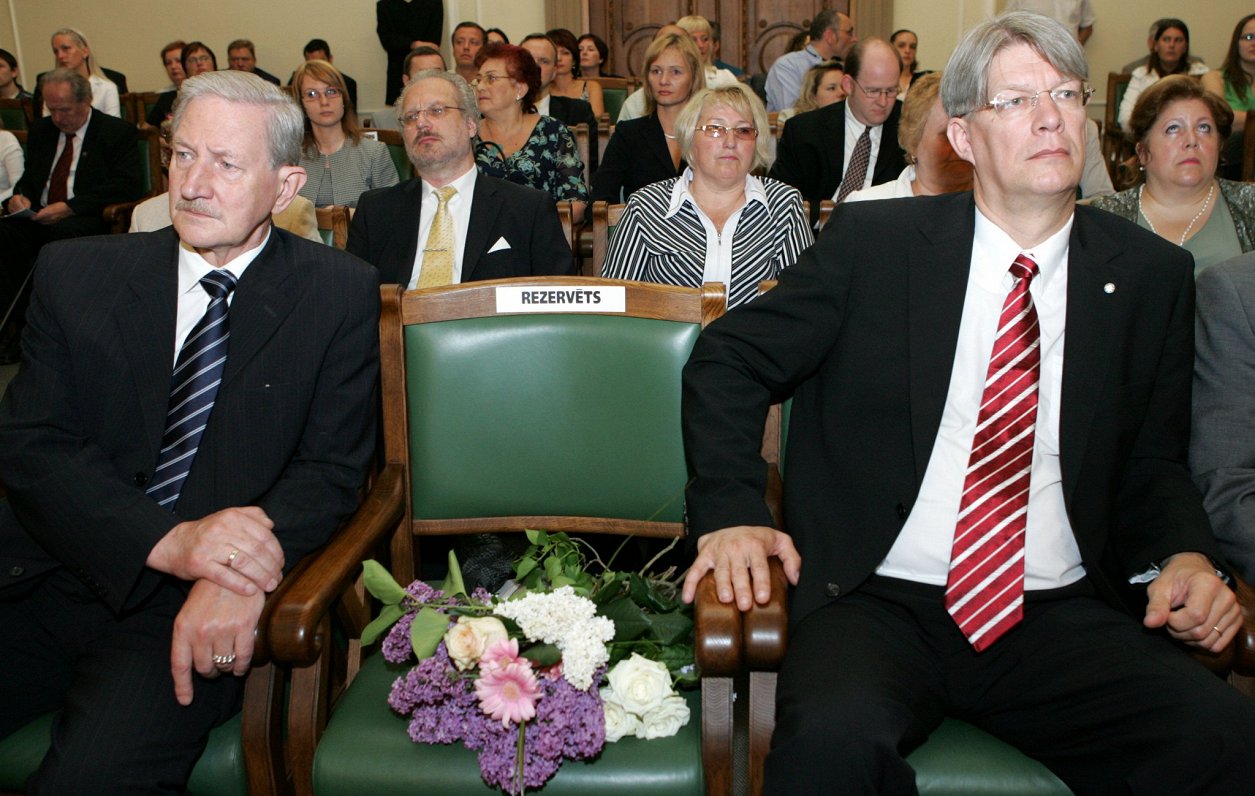 Aivars Endziņš un Valdis Zatlers gaida Valsts prezidenta vēlēšanu iznākumu, 2007. gads