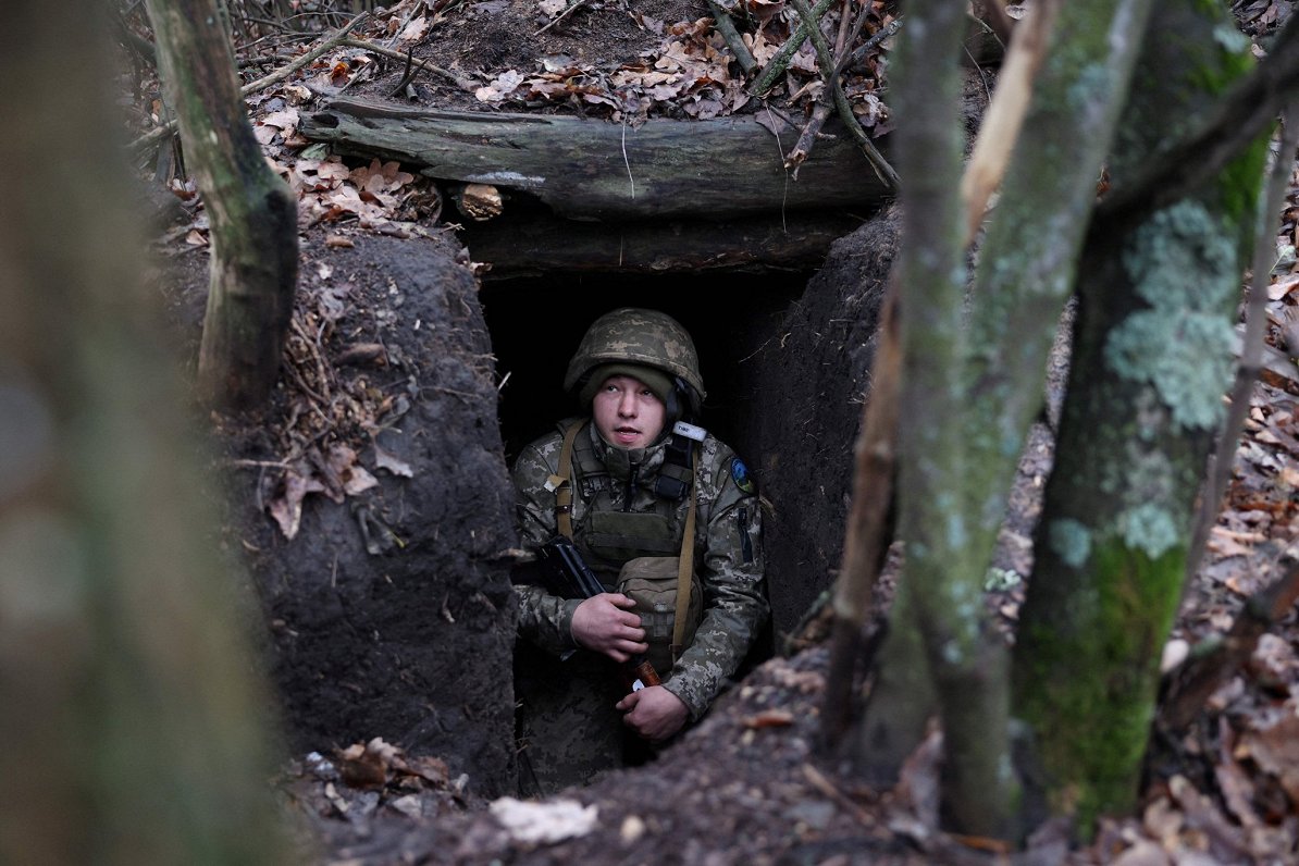 Ilustratīvs attēls: ukraiņu karavīrs Bahmutā, netālu no frontes līnijas Doneckas apgabalā, Ukrainā