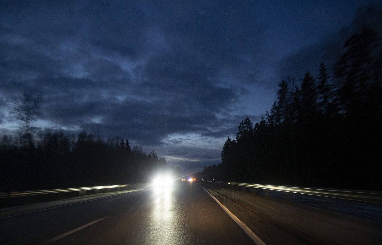 Daudzviet valstī autoceļi sniegoti un apledo