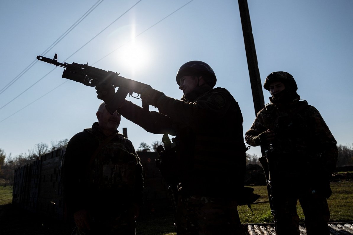 Ilustratīvs attēls: ukraiņu karavīri militārajās mācībās pie frontes līnijas Doneckas reģionā