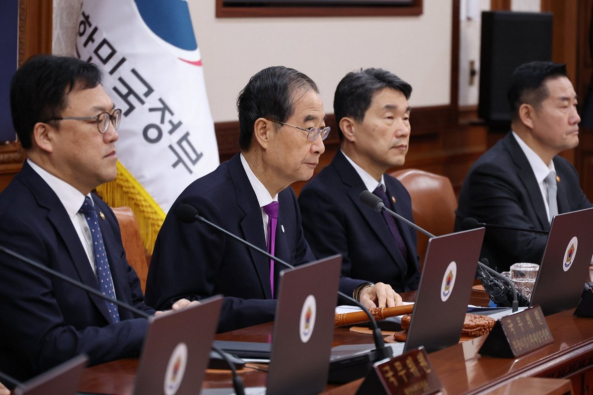 Dienvidkorejas premjers un valdības pārstāvji Seulā. 2023. gada 22. novembris.