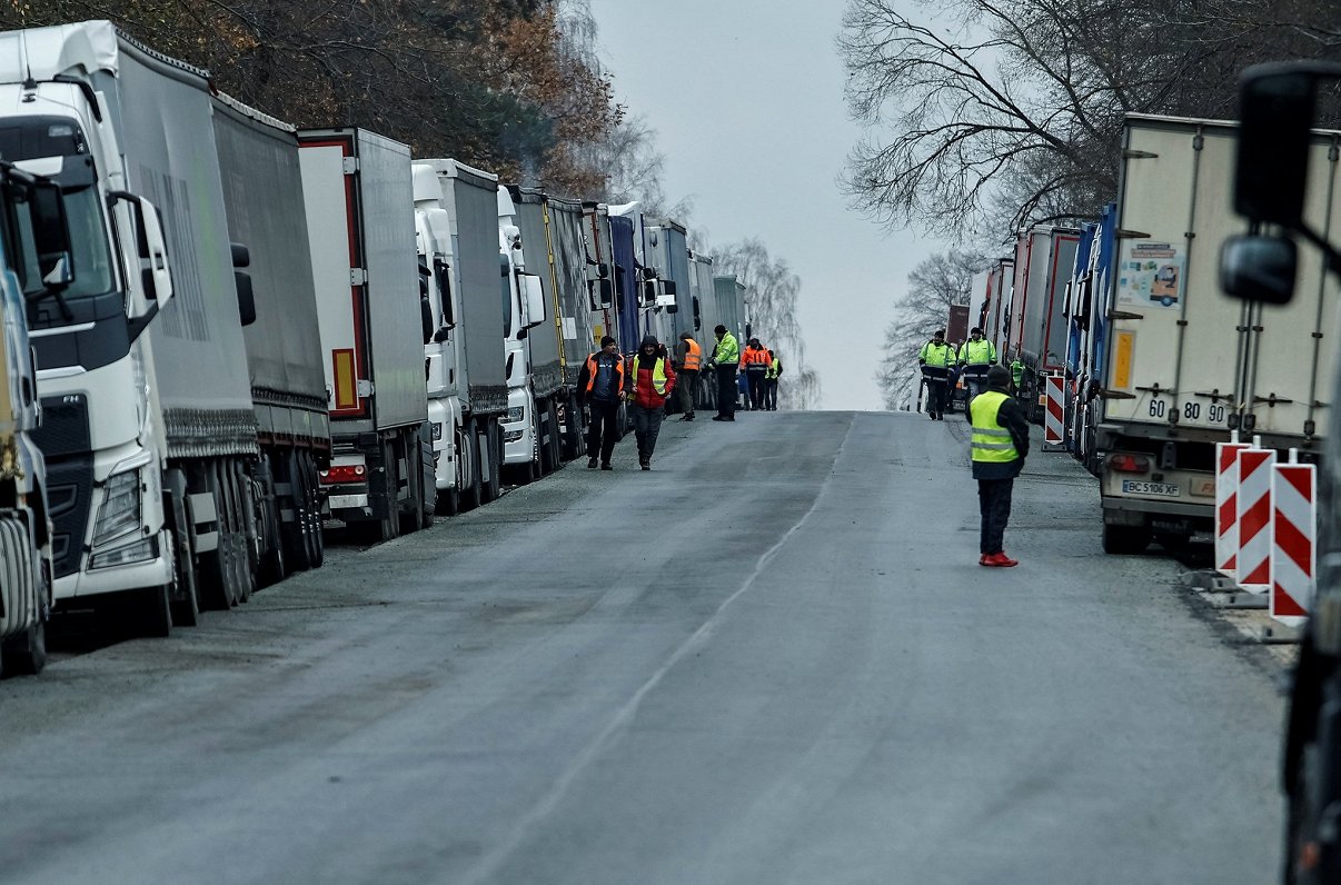 Kravas automašīnu rinda pie Polijas un Ukrainas robežas
