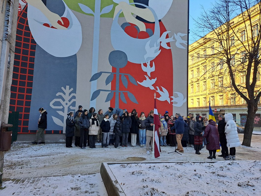 Sienas murāļa «Saules meitas» atklāšana uz Rīgas Ukraiņu vidusskolas