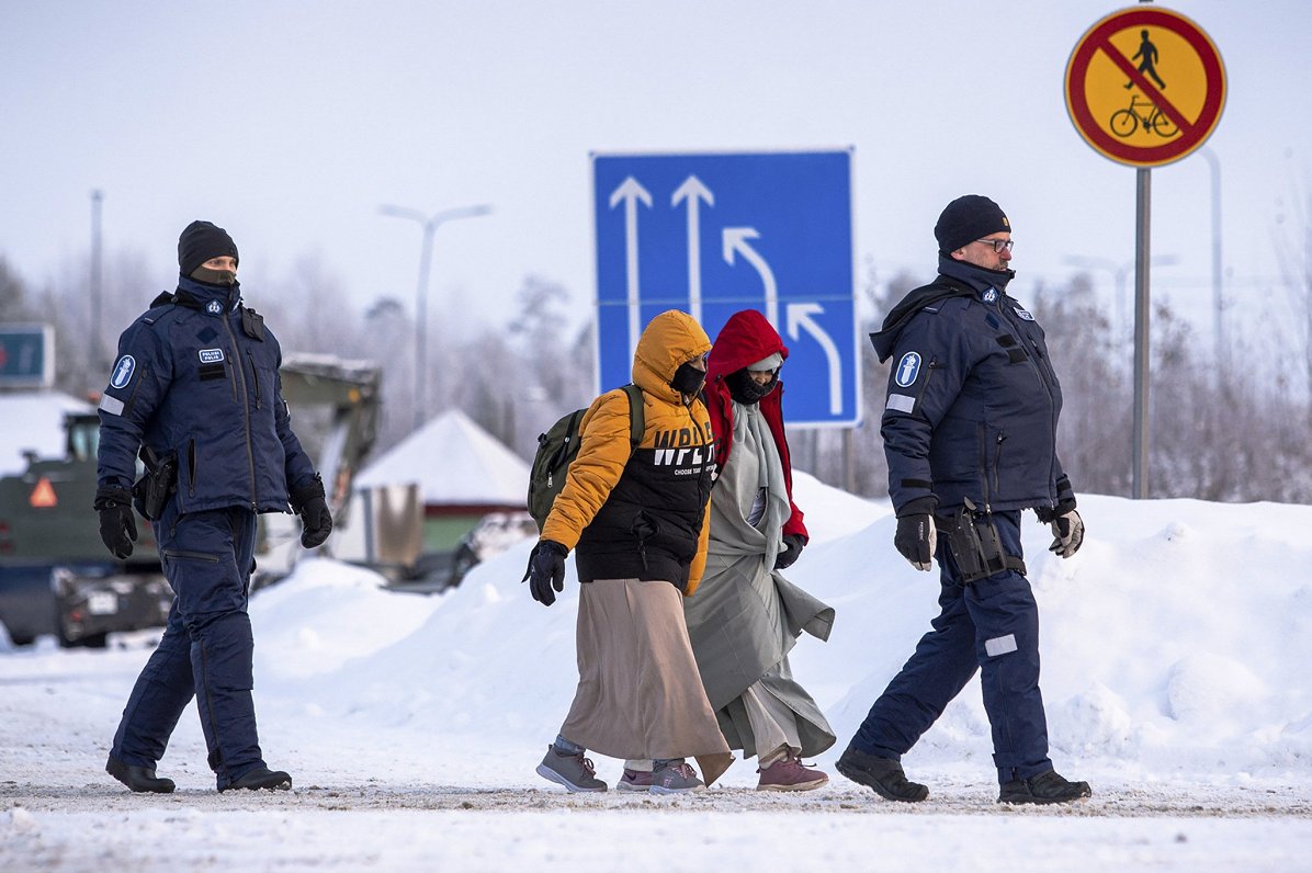 Somijas robežsargi aizturējuši patvēruma meklētājus, kas pulcējas pie Krievijas un Somijas robežas