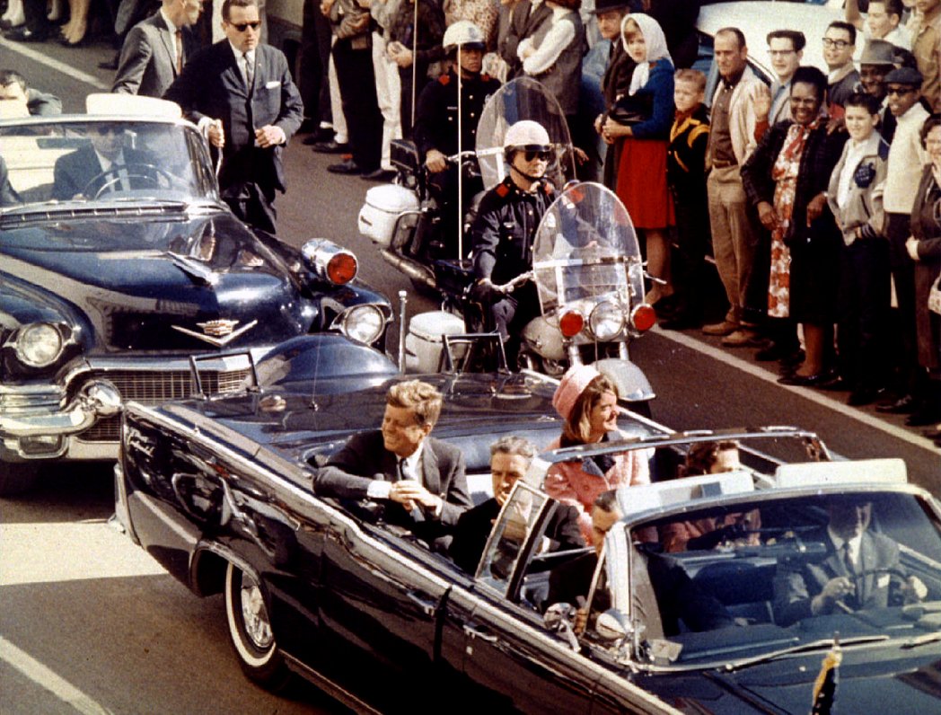 ASV prezidents Džons Kenedijs neilgi pirms noslepkavošanas Dalasā, 1963. gada 22. novembrī