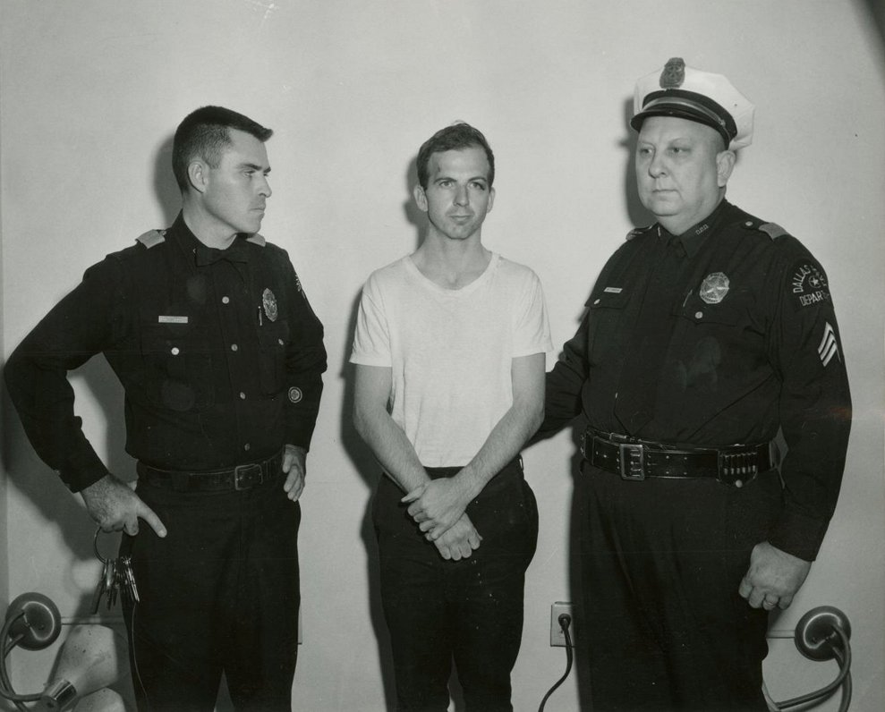 Dalasas policisti ar aizturēto Lī Hārviju Osvaldu, kurš tiek uzskatīts par prezidenta Kenedija slepk...