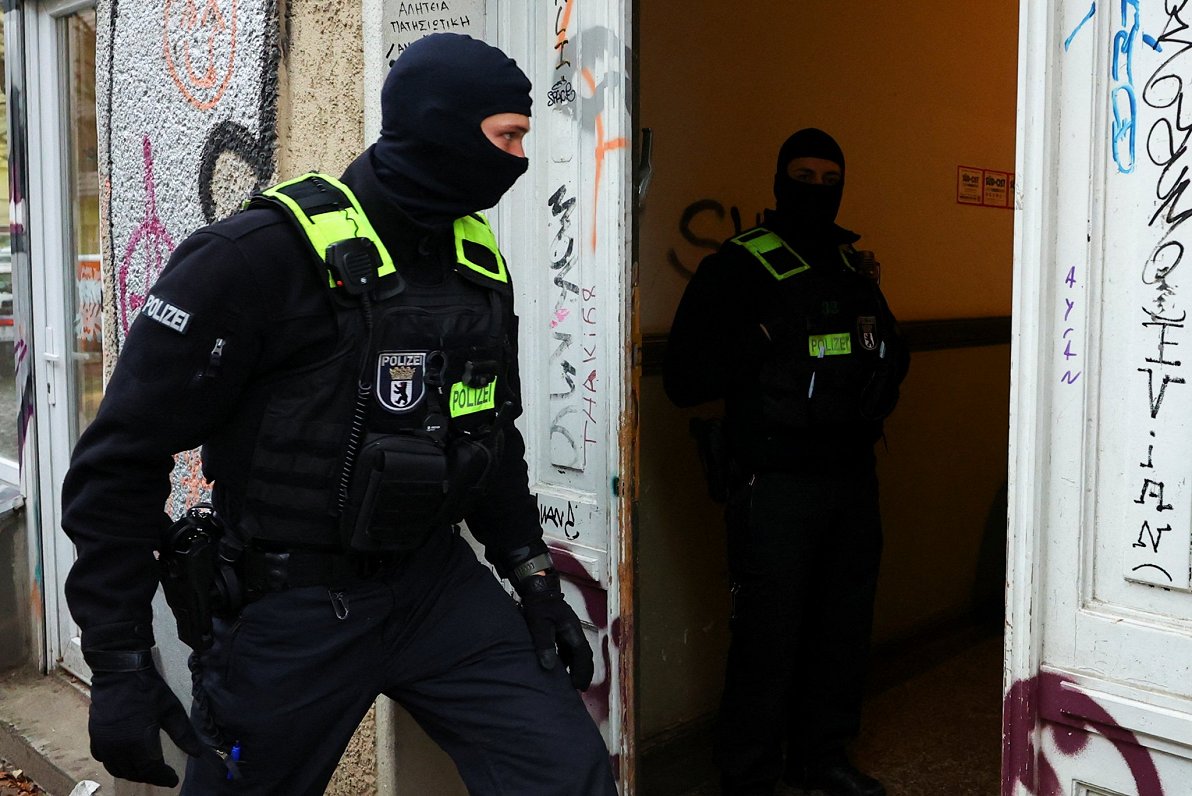 Vācijas policisti Berlīnē, reida laikā pret aizliegtām palestīniešu organizācijām