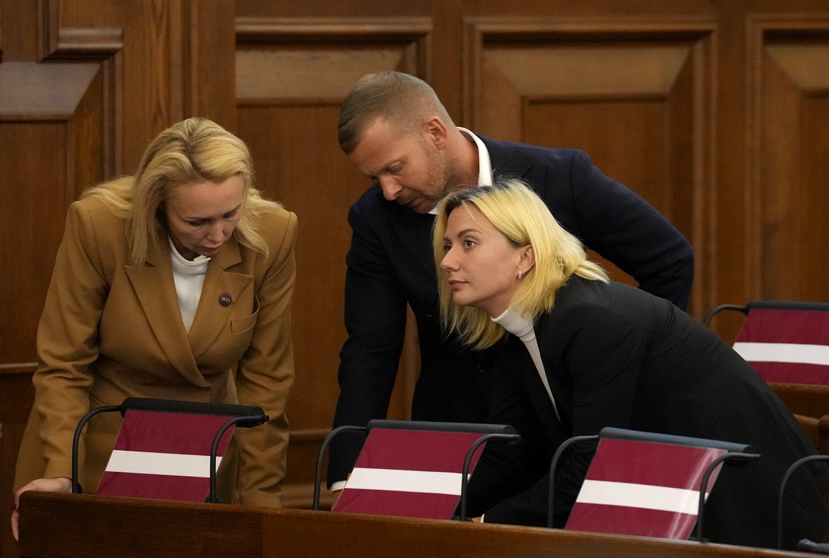 &quot;Stabilitātei!&quot; Saeimas frakcijas deputāti Nataļja Marčenko-Jodko (no kreisās), Aleksejs R...
