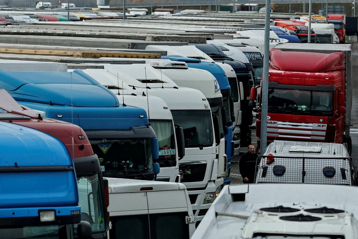 Ukraiņu kravas automašīnas pie Polijas robežas
