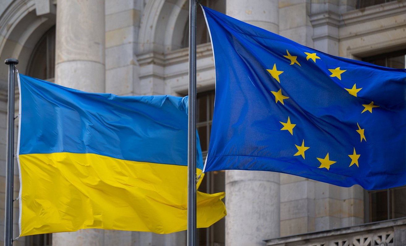 Флаги Украины и евросоюза