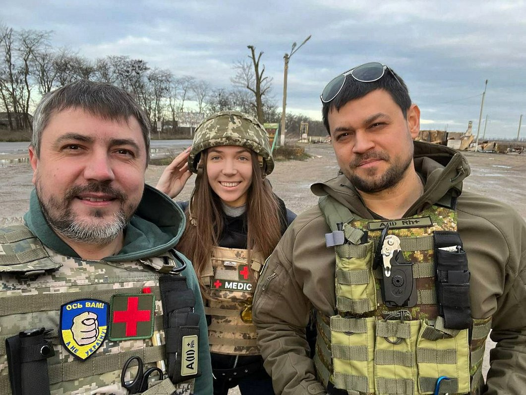 Sergejs ar kolēģiem savos braucienos pie karavīriem