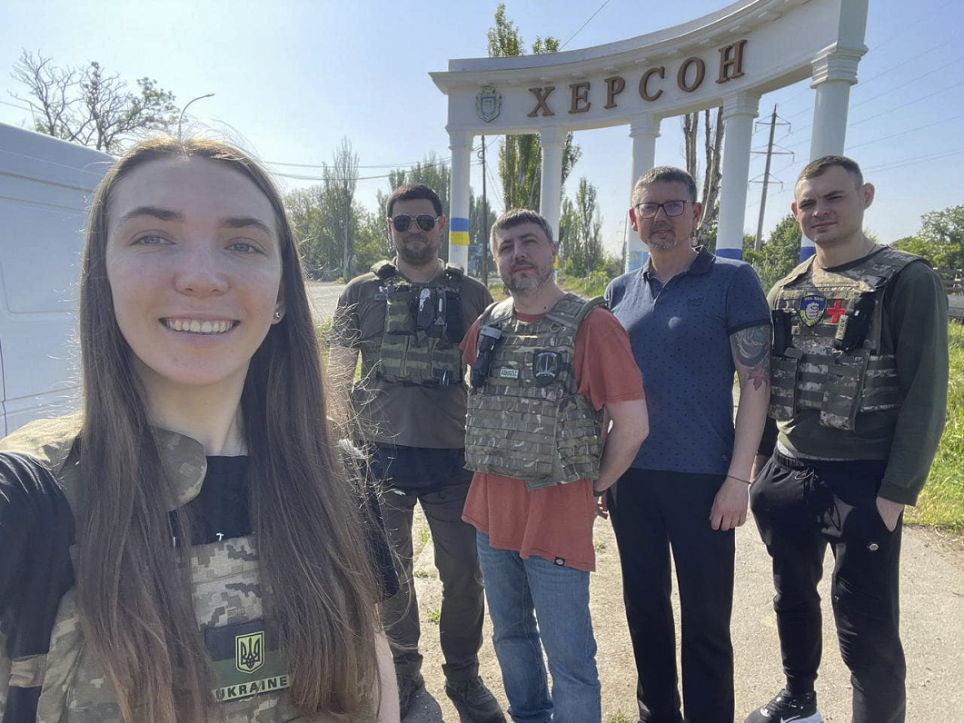 Sergejs ar kolēģiem savos braucienos pie karavīriem. Hersona.