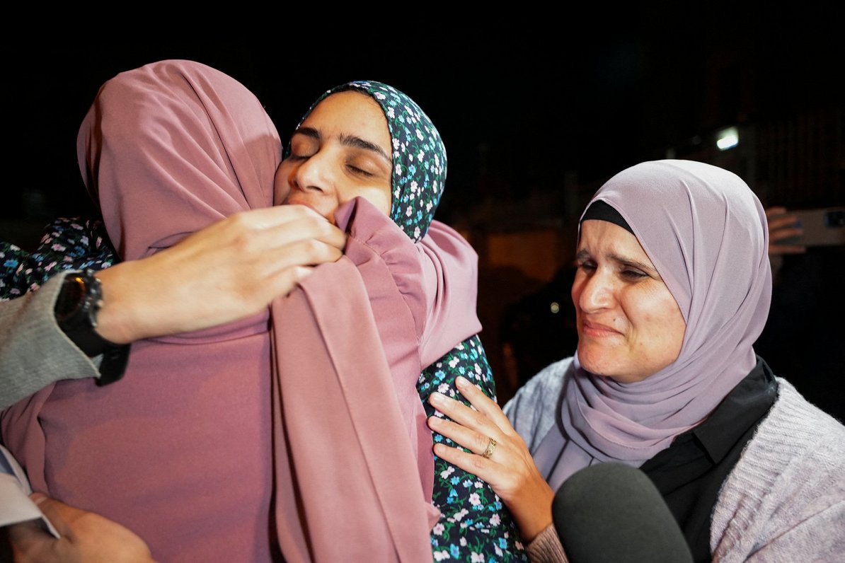 No cietuma atbrīvota palestīniešu sieviete apskauj savas tuvinieces