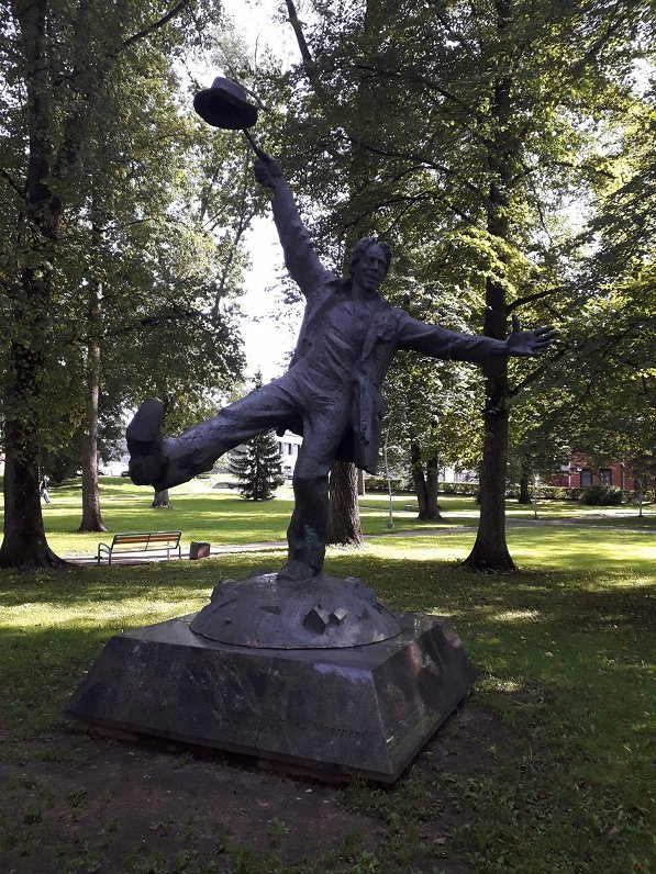 'Toomas Nipernaadi' statue in Valga