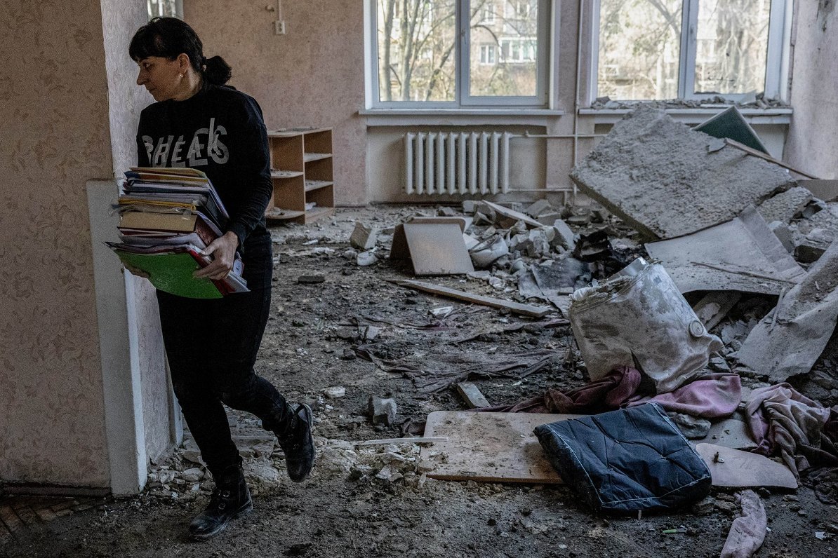 Darbiniece iznes grāmatas no Krievijas armijas drona uzbrukumā cietuša bērnudārza Kijivā