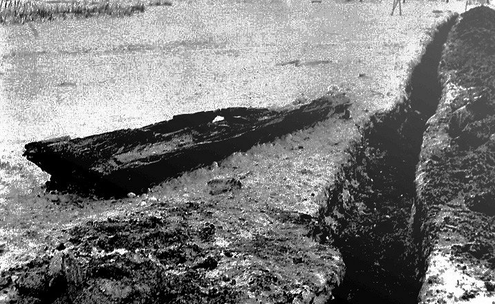 Pie Vilkmuižas ezera atrastā laiva. 1937. gada 8. decembris