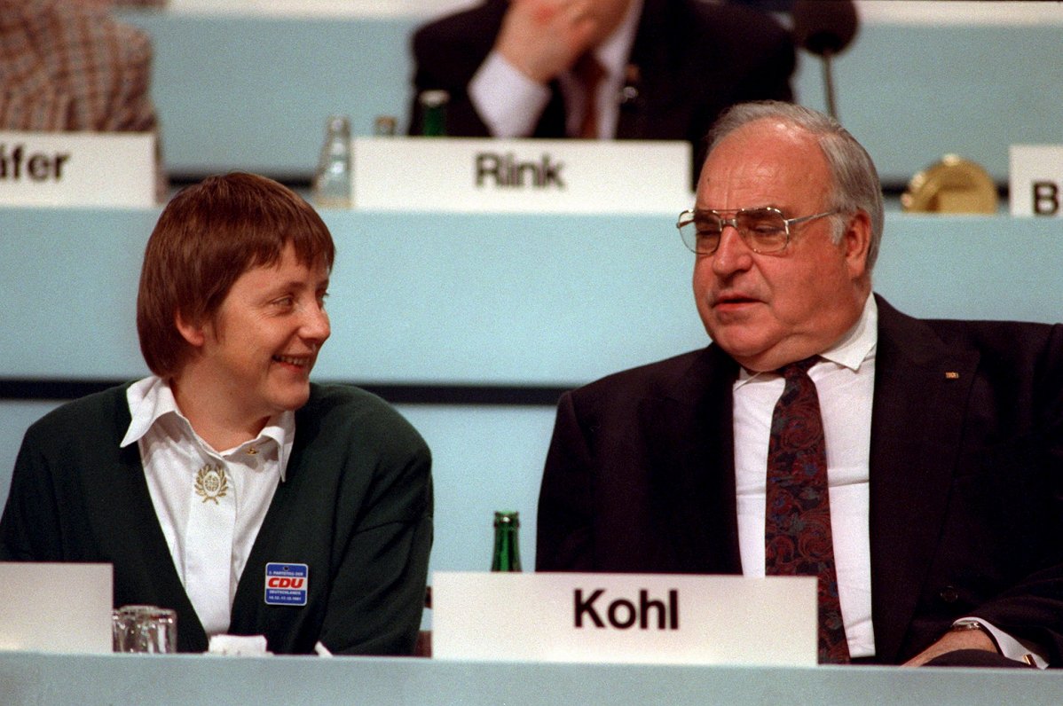 Angela Merkele ar savu &quot;politisko krusttēvu&quot; Helmūtu Kolu 1991. gadā