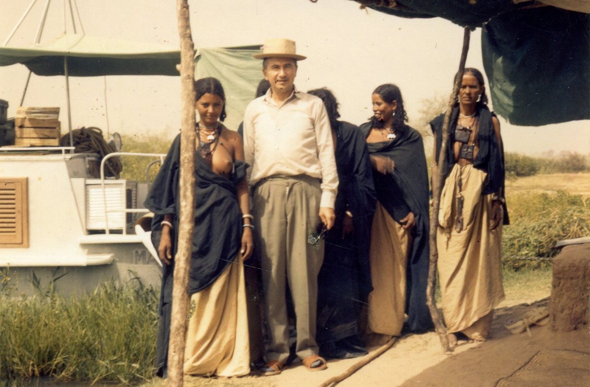 Pētnieks ar tuaregu sievietēm