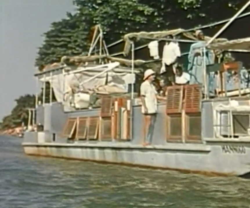 Kadrs no dokumentālās filmas Un bateau laboratoire. Le Mannogo (1986). Centrā uz &quot;Mannogo&quot;...