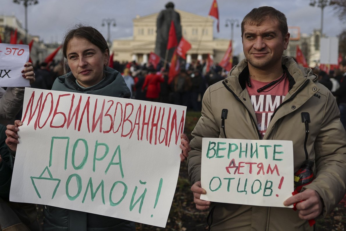 Krievijas komunistu mītiņā Maskavā dalībnieki demonstrē plakātus ar saukļiem &quot;Mobilizētajiem la...