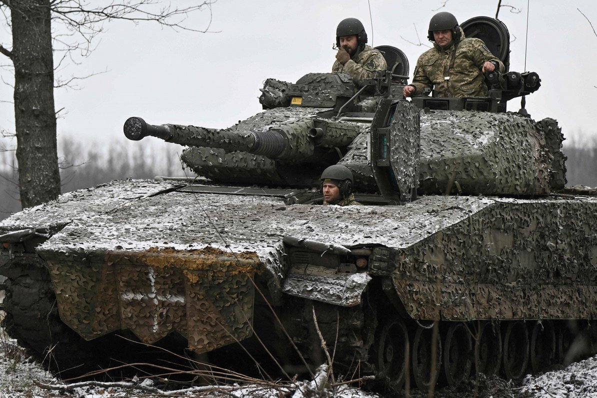 Украинский экипаж шведской БМП CV90.  Украина, близ Бахмута, Донецкая область, 27.11.2023.