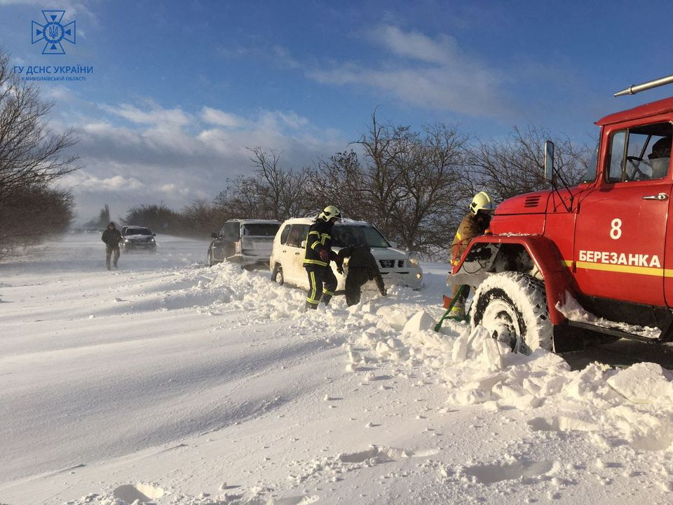 Sniega vētras aizputināti ceļi Mikolajivā