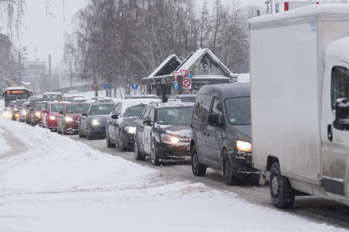 Пробки в Риге из-за снегопада. 28 ноября 2023 года.
