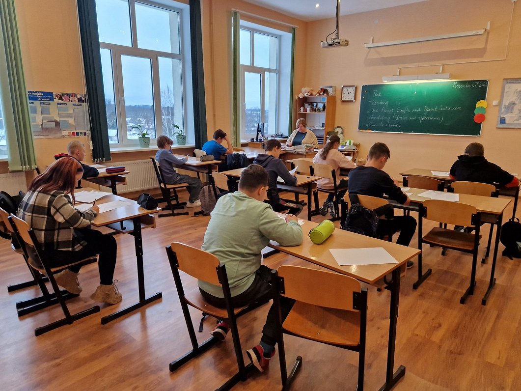 Skolēniem Latvijā labi sekmes matemātikā un dabaszinātnēs: OECD pētījums/raksts