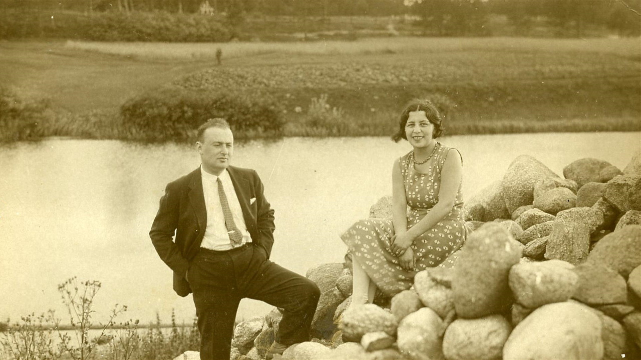Д-р Абрам Левенштейн с женой Леей на берегу реки Саки. Конец 1930-х.