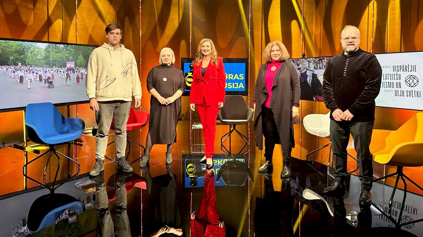 No kreisās: Linards Kalniņš, Daina Markova, Eva Johansone, Diāna Čivle un Māris Sirmais