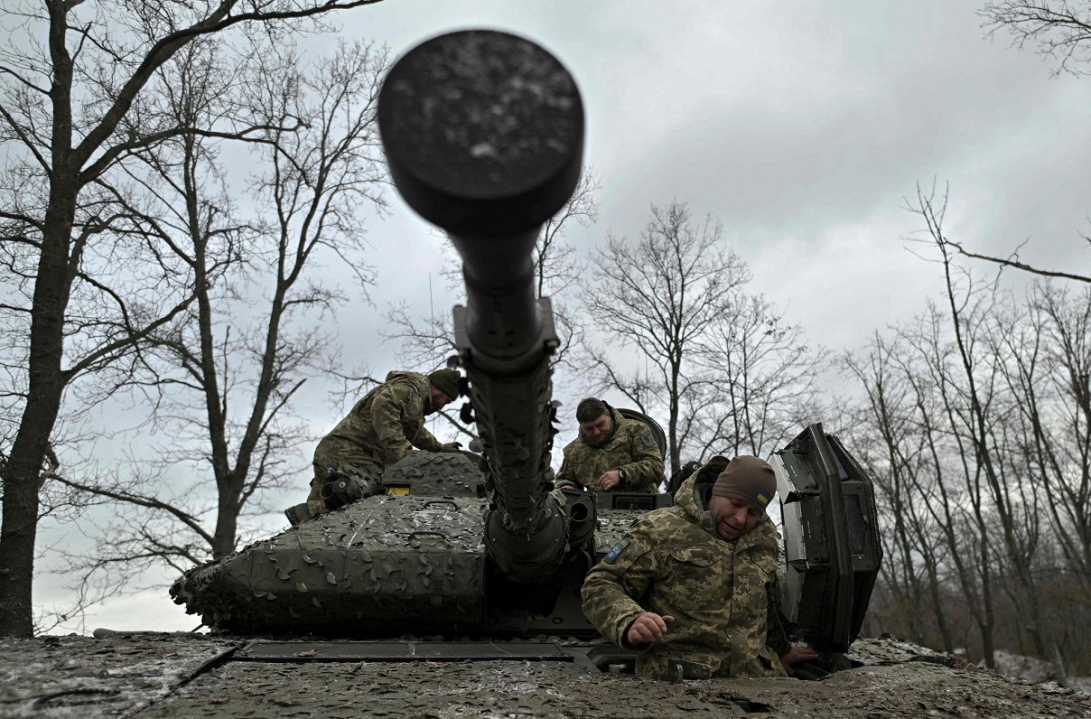 Ukrainas armijas tankisti pie Bahmutas