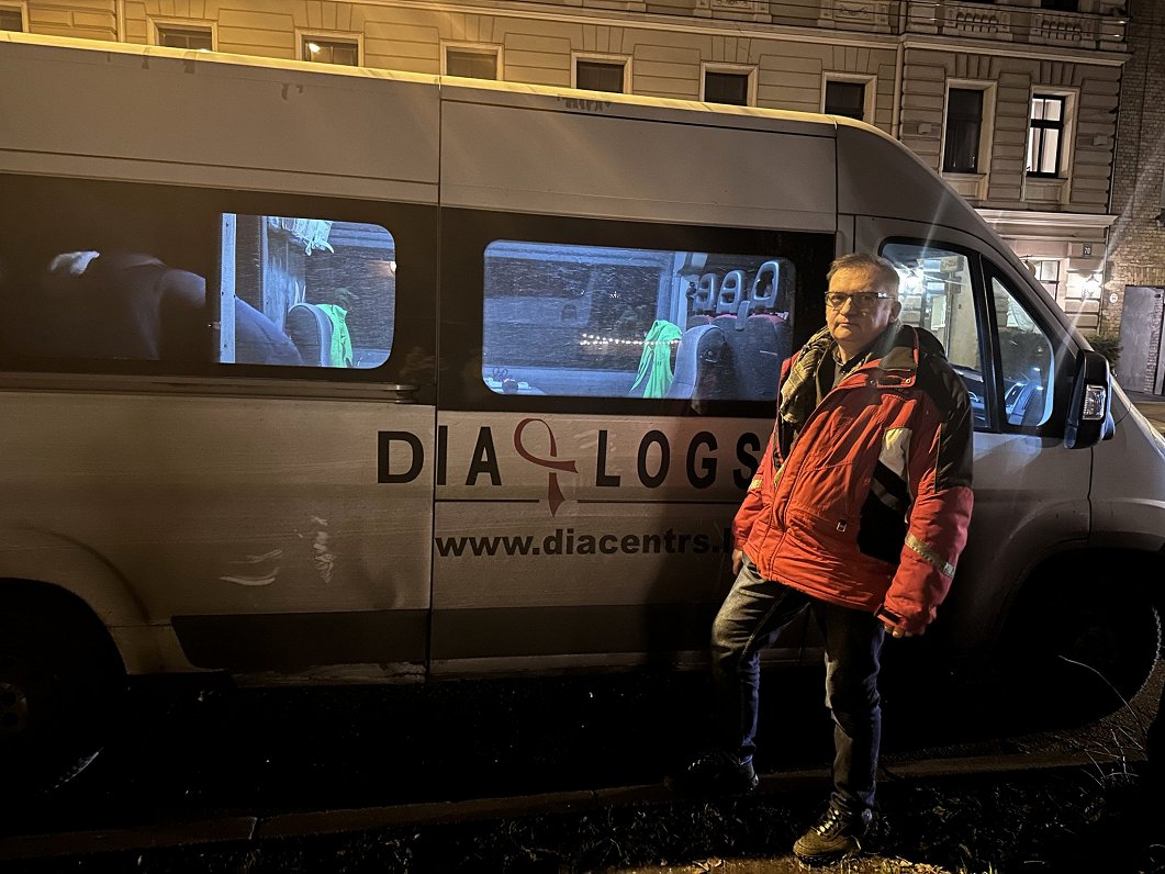 Bils Mužnieks pie busiņa, kas dažādās Rīgas apkaimēs izdala un savāc šļirces