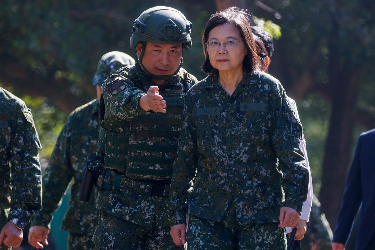 Taivānas prezidente Cai Inveņa armijas mācībās