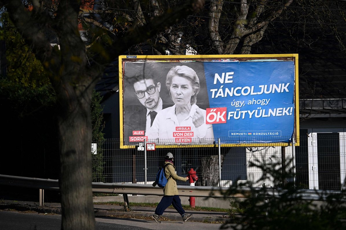 Ungārijas premjera Viktora Orbāna valdība pilsētu ielās izvietojusi plakātus ar Eiropas Komisijas pr...