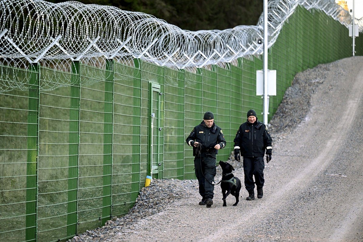 Somijas robežsargi pie robežas ar Krieviju