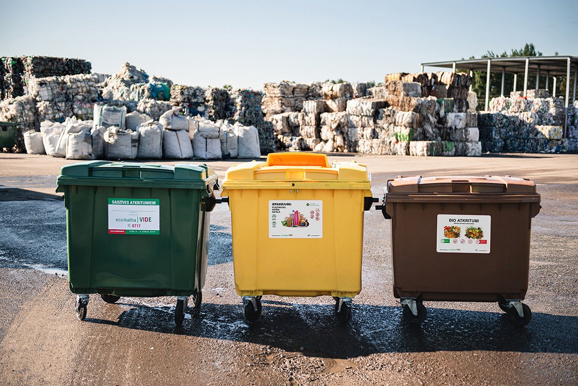 Ilustratīvs attēls: Atkritumu šķirošanas tvertnes Latvijā