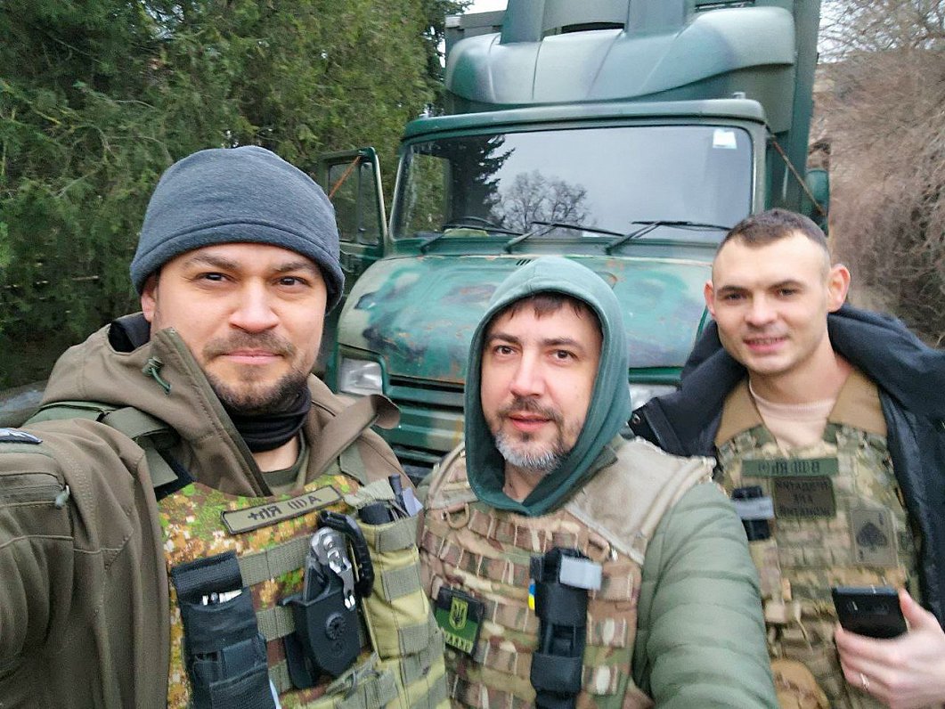 Sergejs (vidū) ar kolēģiem savos braucienos pie karavīriem