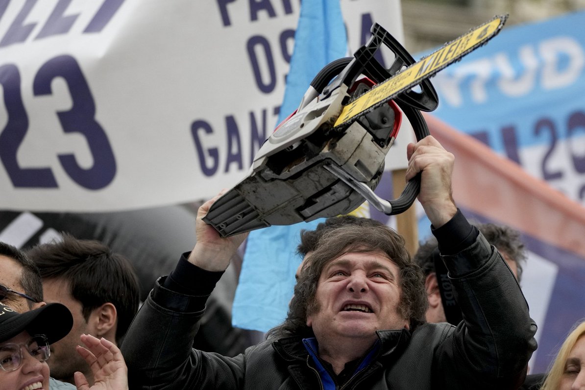 Argentīnas prezidenta amatā ievēlētais Havjers Milejs ar motorzāģi
