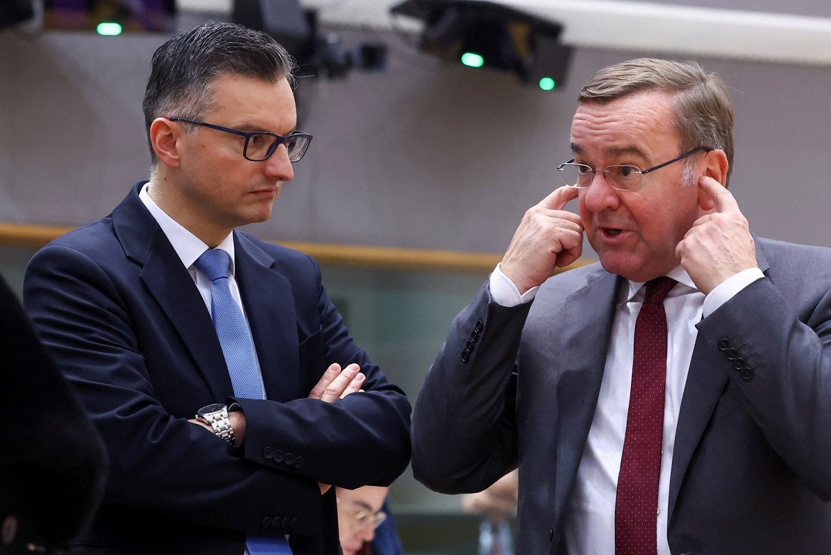 Vācijas aizsardzības ministrs Boriss Pistoriuss (labajā pusē) Briselē sarunājas ar savu Slovēnijas k...
